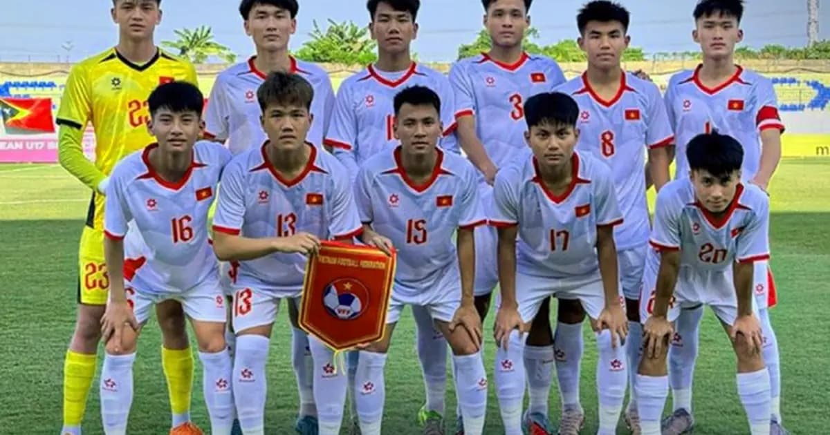 Fan club tuyển Việt Nam tại TP.HCM: 500 người tụ phố đi bộ đêm AFF